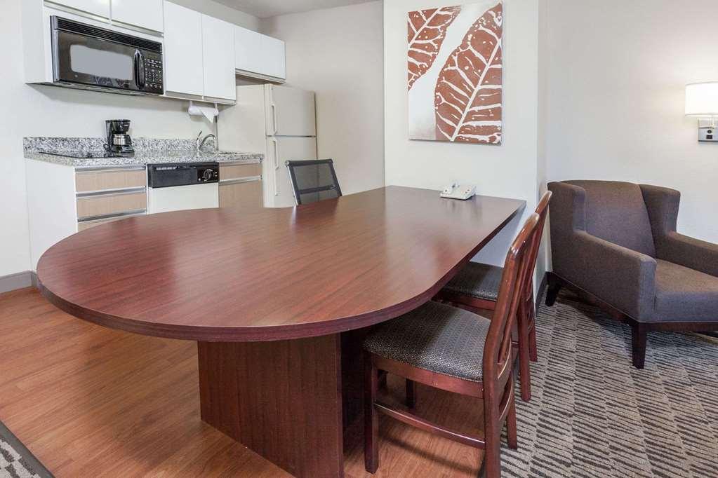 Mainstay Suites Detroit Обърн Хилс Стая снимка