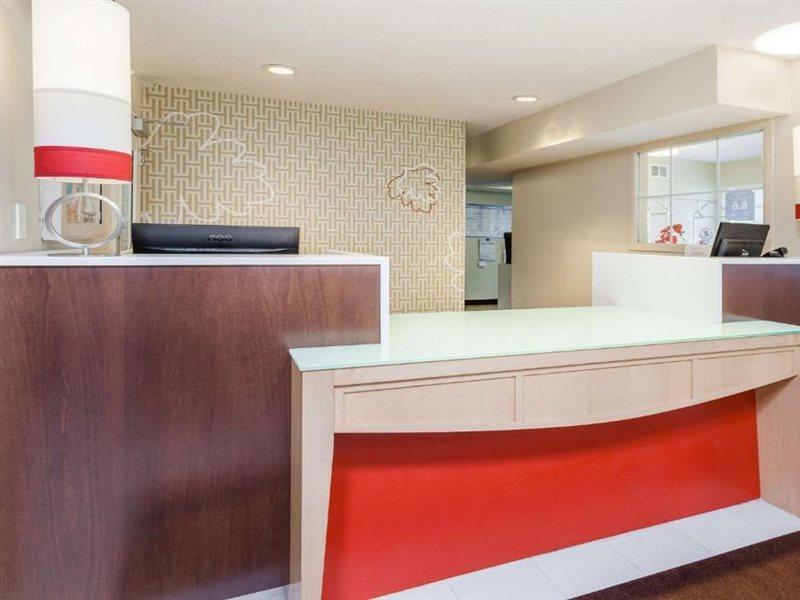 Mainstay Suites Detroit Обърн Хилс Екстериор снимка