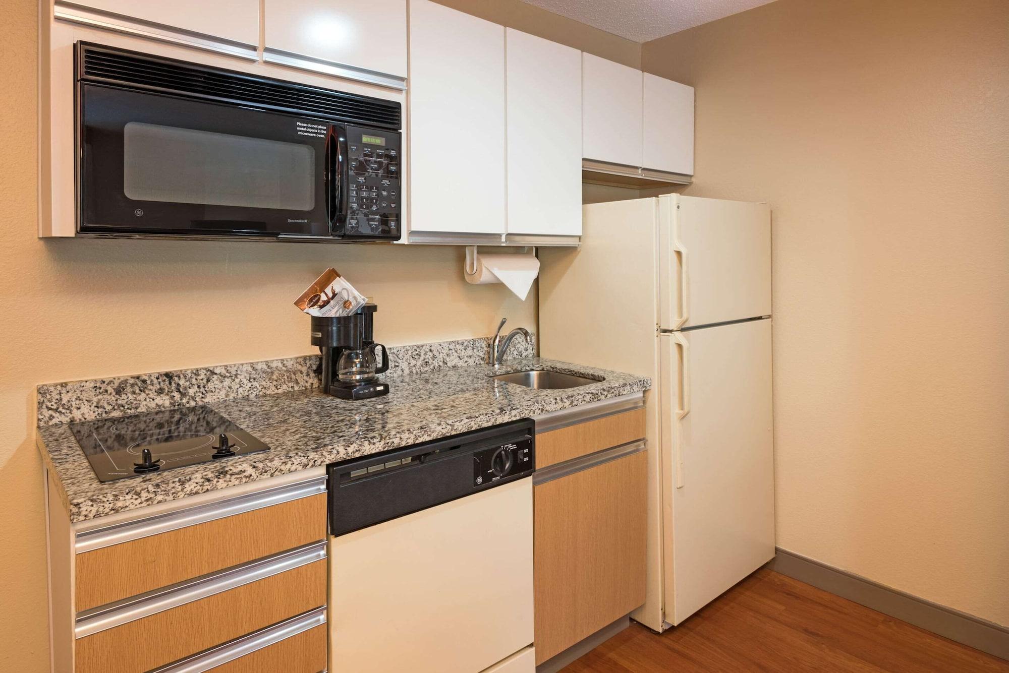 Mainstay Suites Detroit Обърн Хилс Екстериор снимка