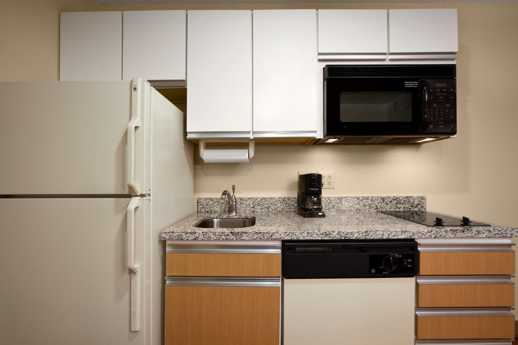 Mainstay Suites Detroit Обърн Хилс Екстериор снимка