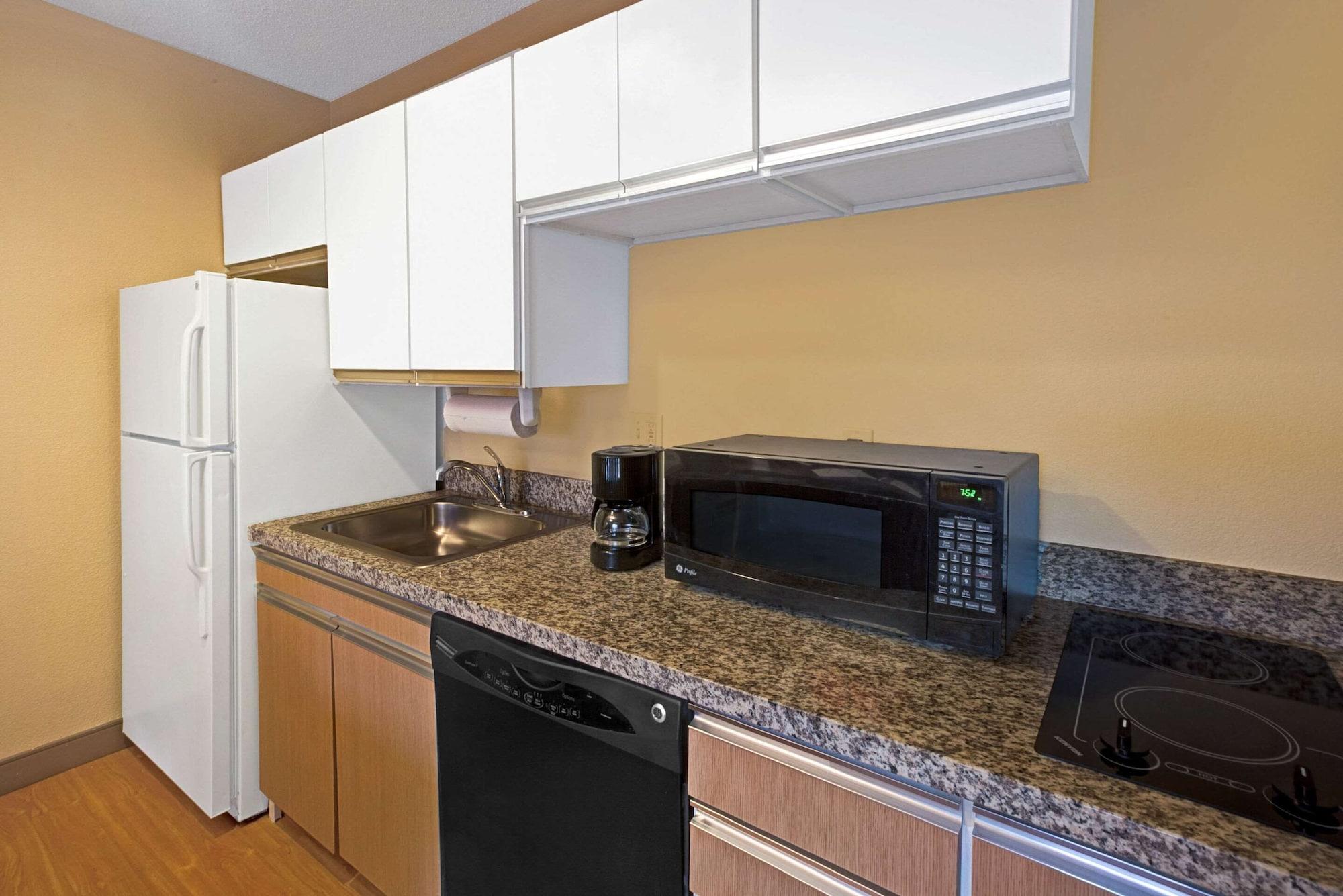Mainstay Suites Detroit Обърн Хилс Екстериор снимка