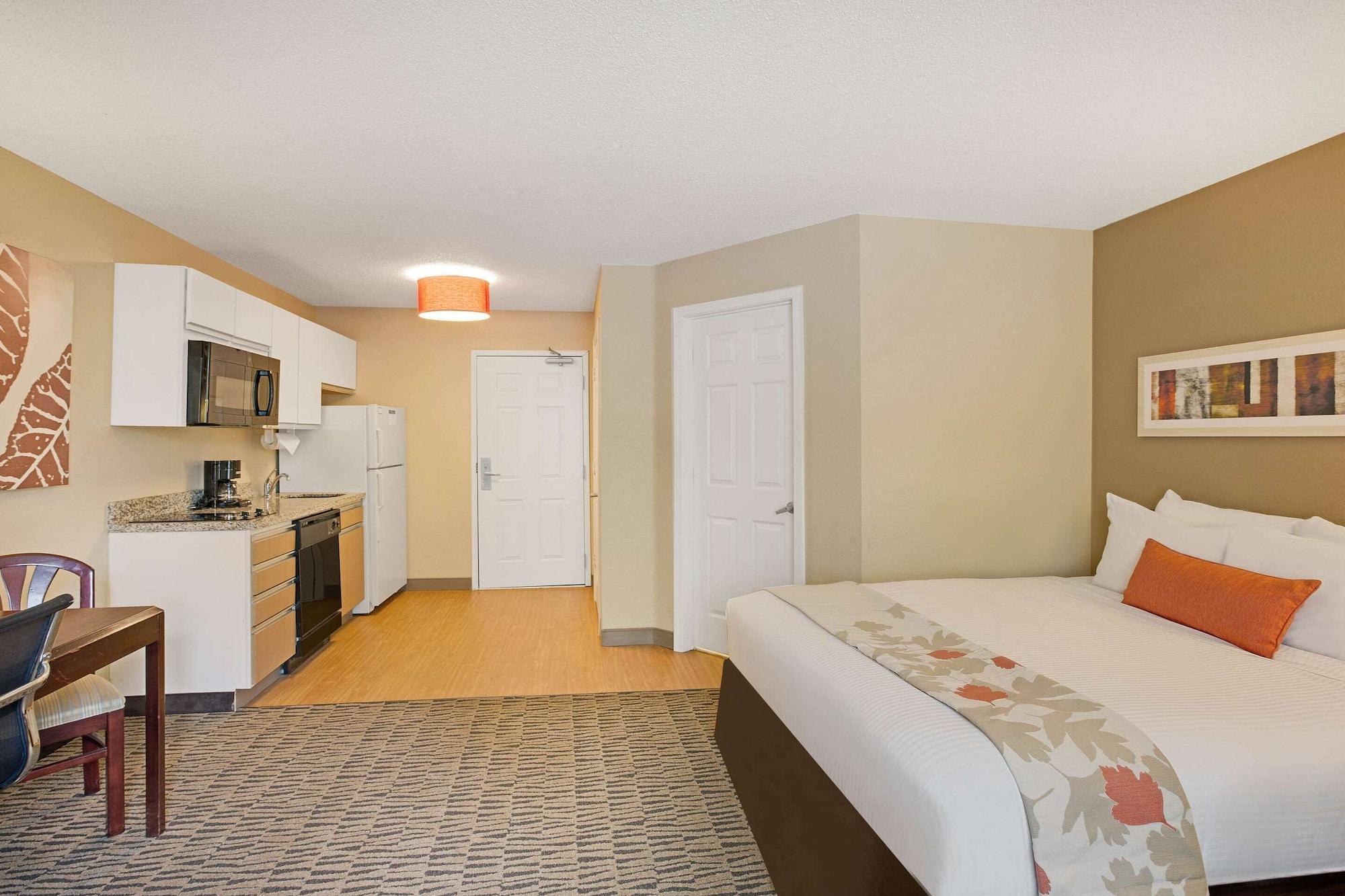 Mainstay Suites Detroit Обърн Хилс Екстериор снимка