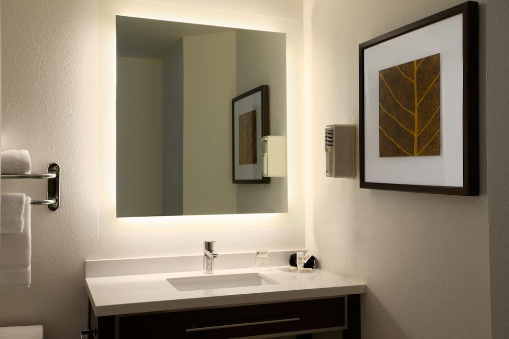 Mainstay Suites Detroit Обърн Хилс Екстериор снимка