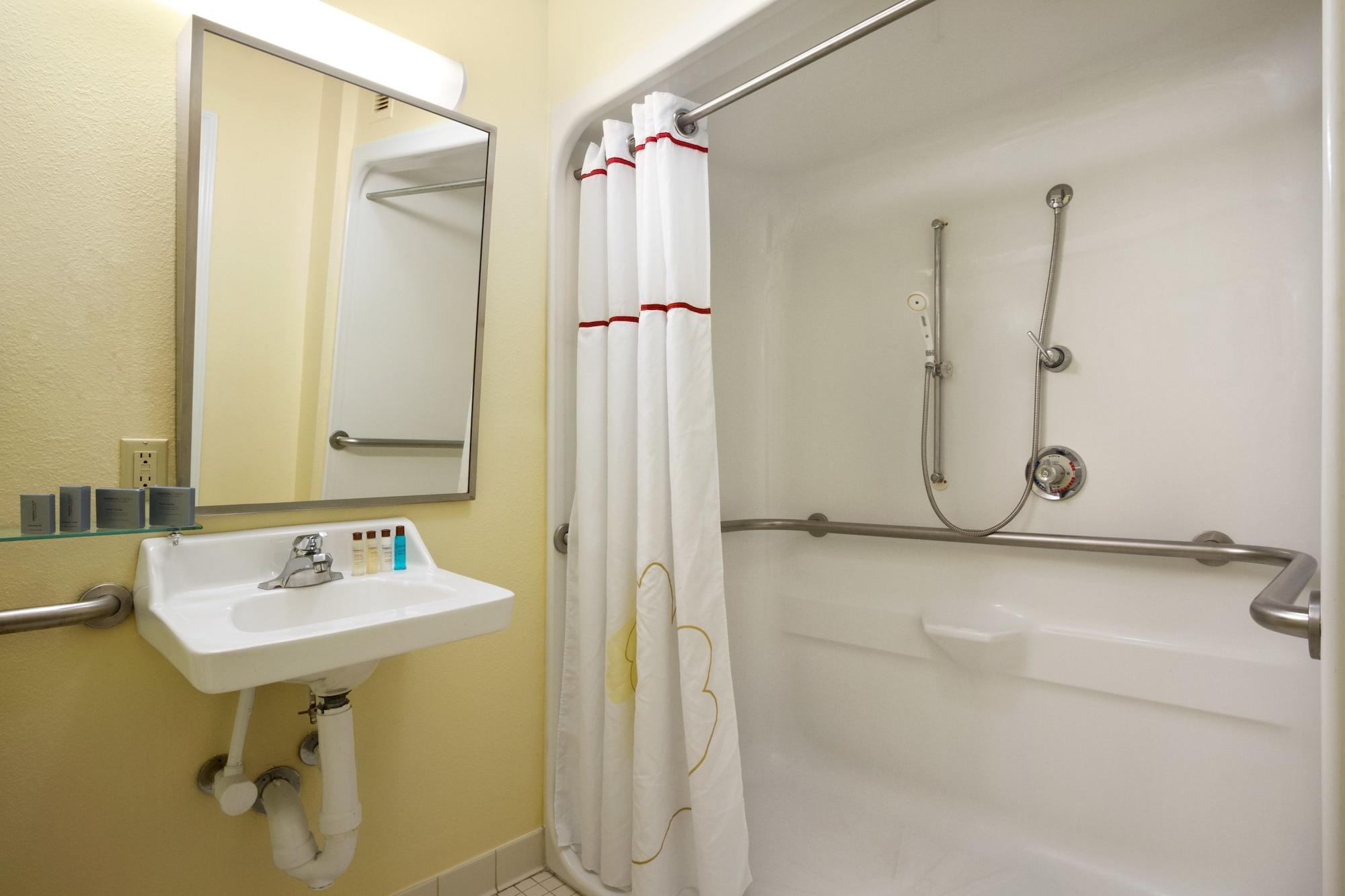 Mainstay Suites Detroit Обърн Хилс Екстериор снимка