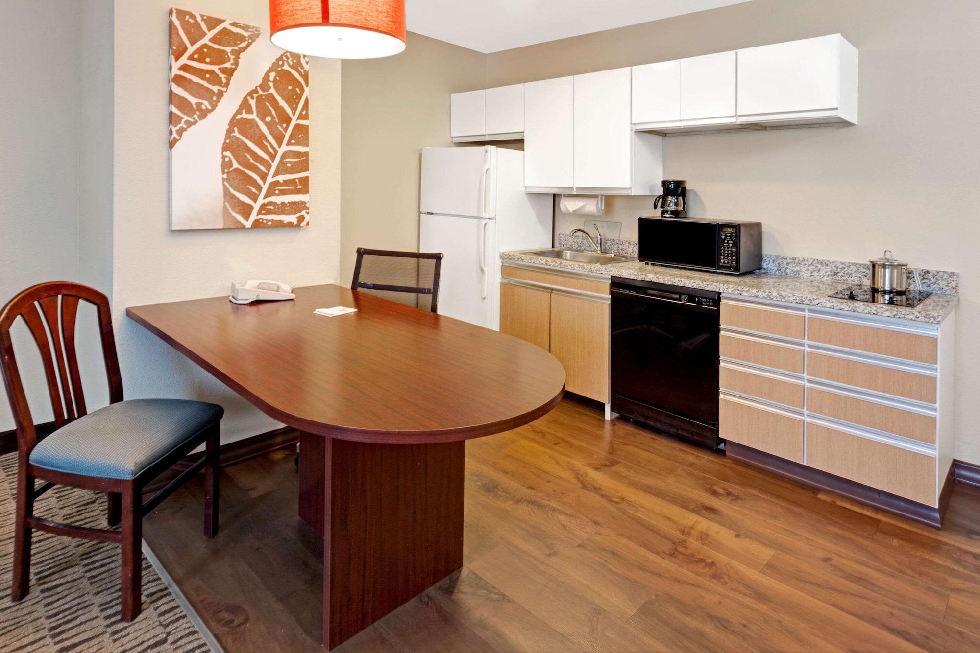 Mainstay Suites Detroit Обърн Хилс Екстериор снимка