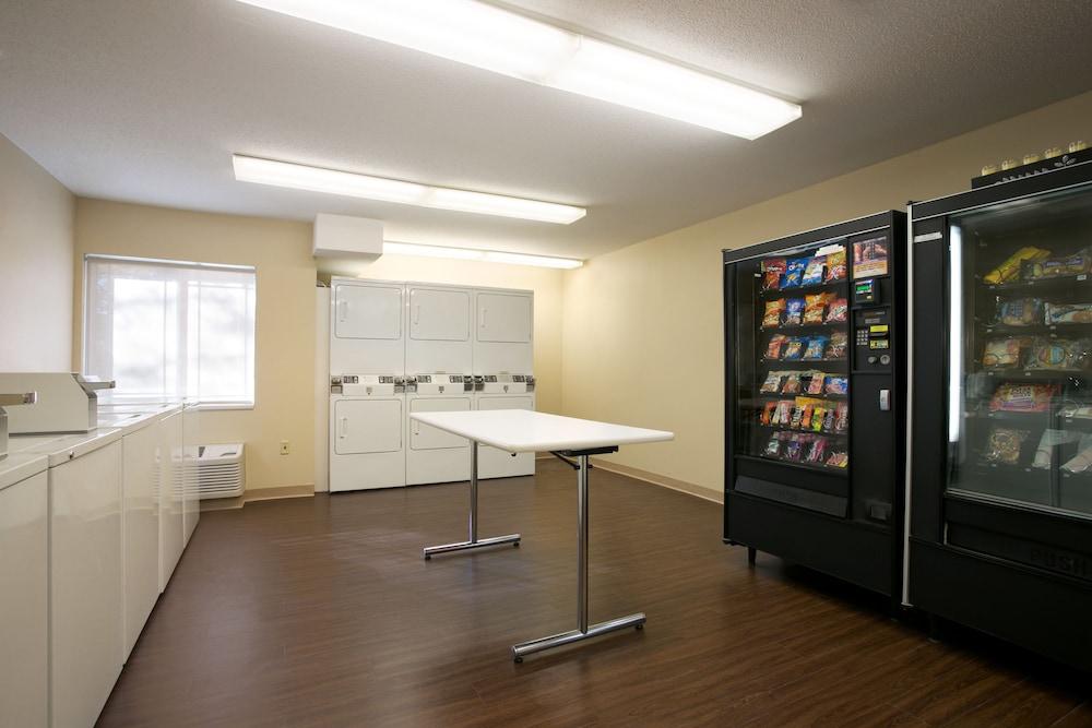 Mainstay Suites Detroit Обърн Хилс Екстериор снимка