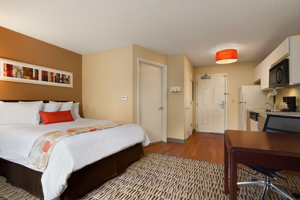 Mainstay Suites Detroit Обърн Хилс Екстериор снимка