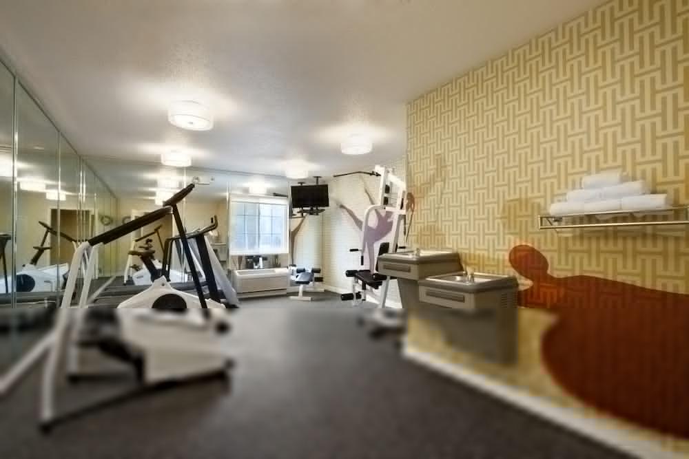 Mainstay Suites Detroit Обърн Хилс Екстериор снимка