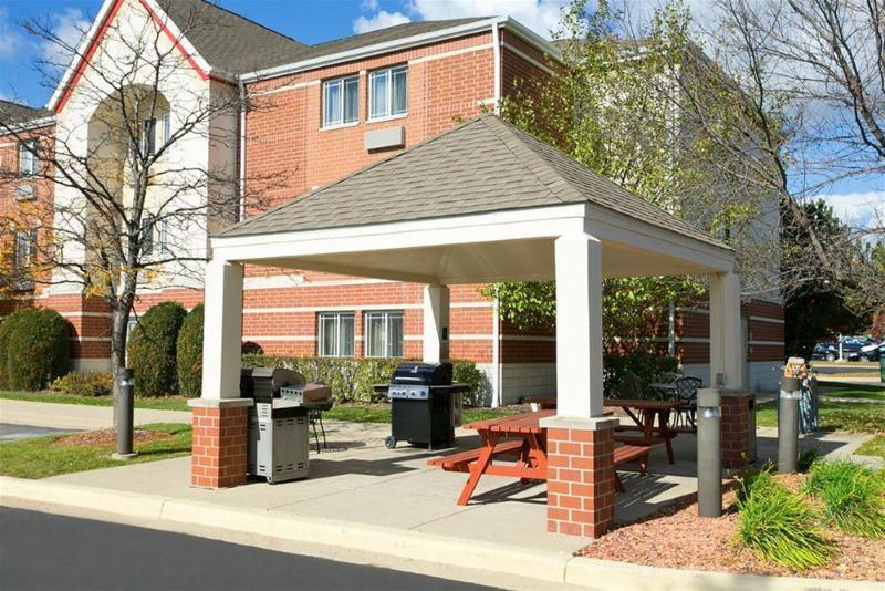 Mainstay Suites Detroit Обърн Хилс Екстериор снимка